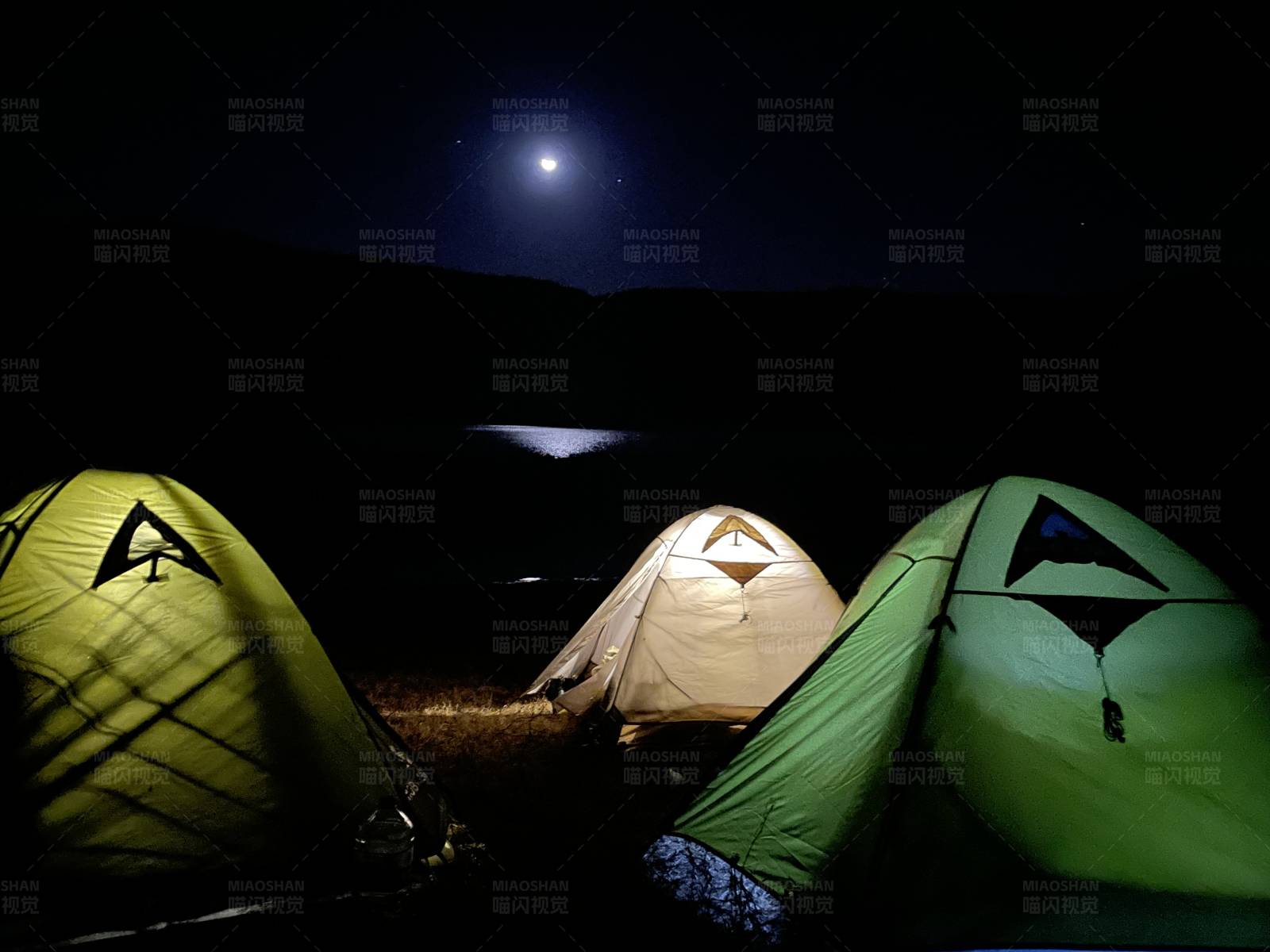 月夜下的帐篷营地图片