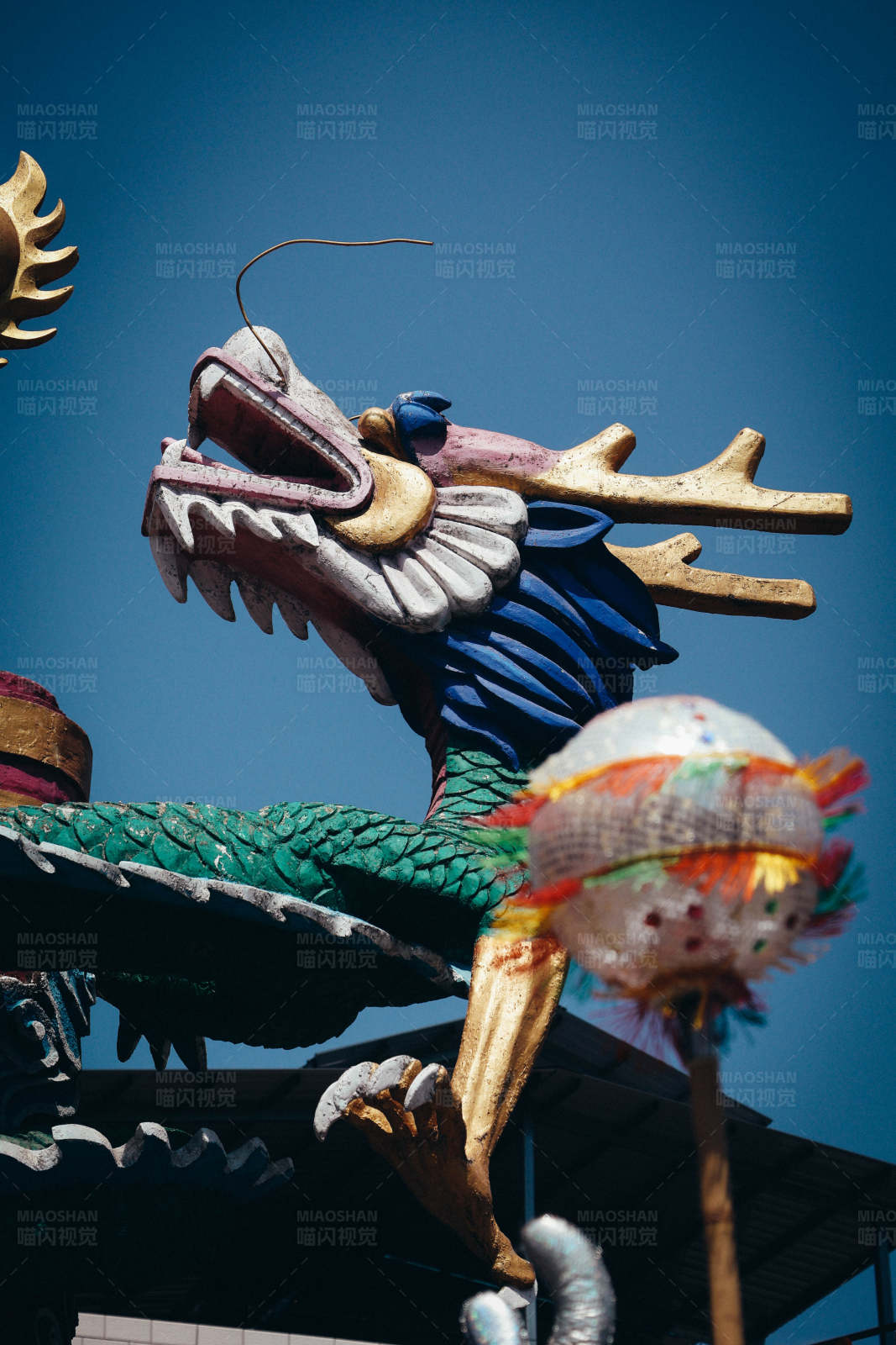 龙雕塑与灯笼图片