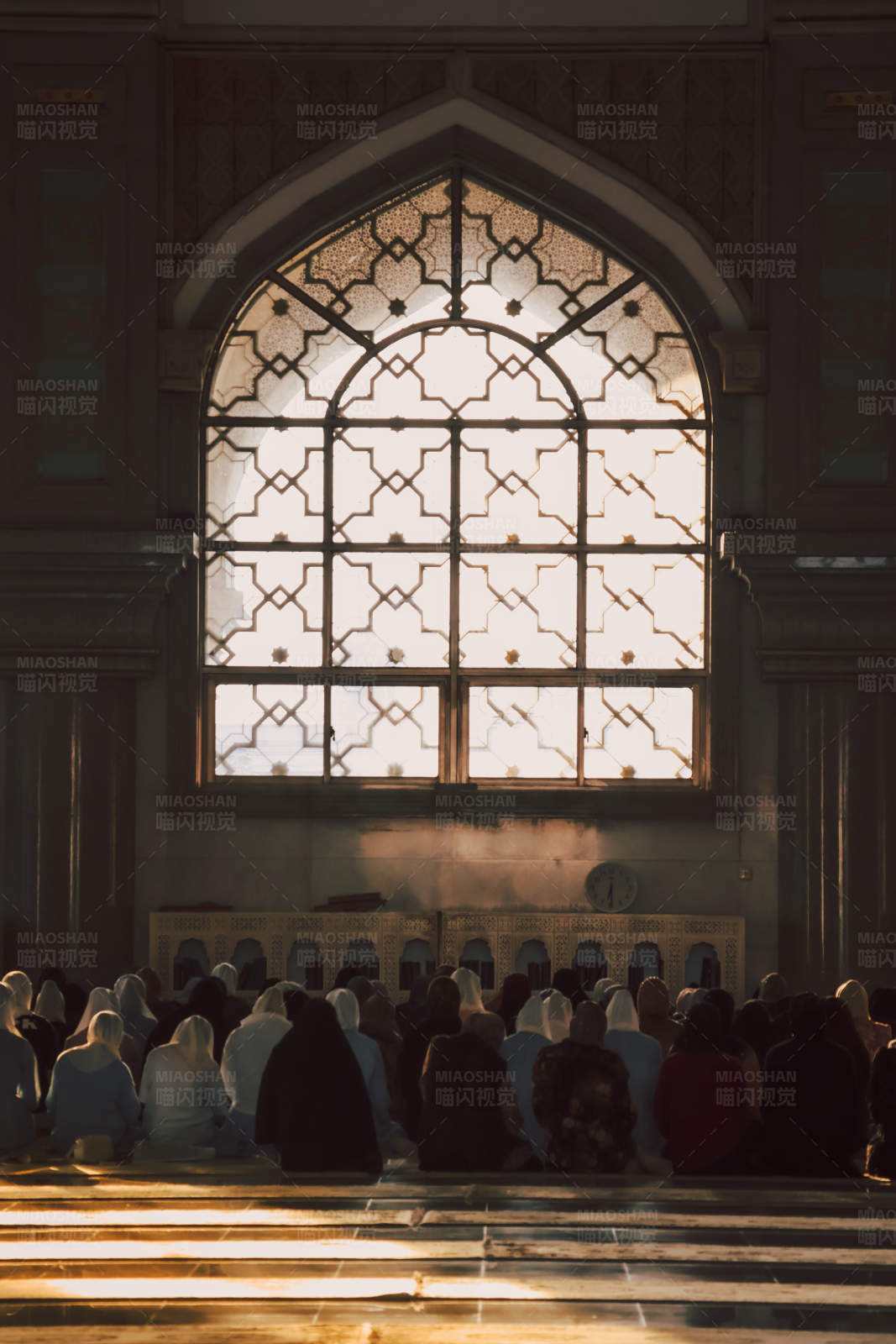清真寺内的祈祷时光图片