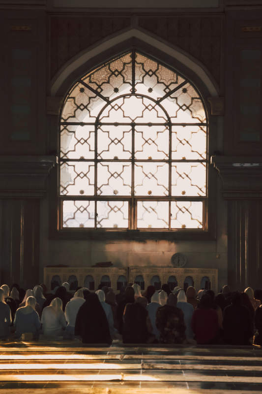 清真寺内的祈祷时光图片