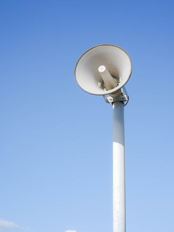 蓝天下的白色扬声器图片