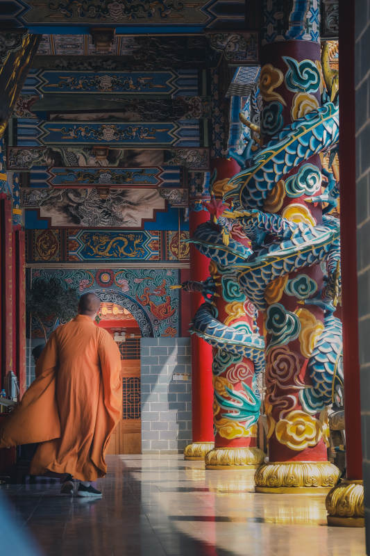 寺庙中的僧人图片