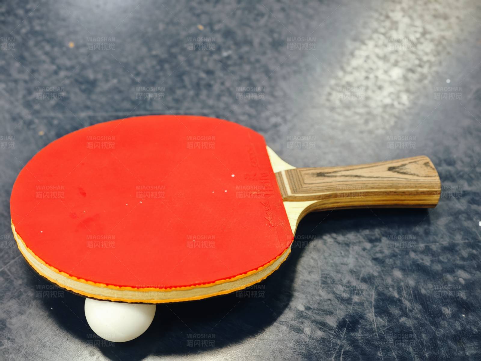 乒乓球拍与球图片
