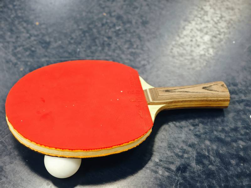 乒乓球拍与球图片