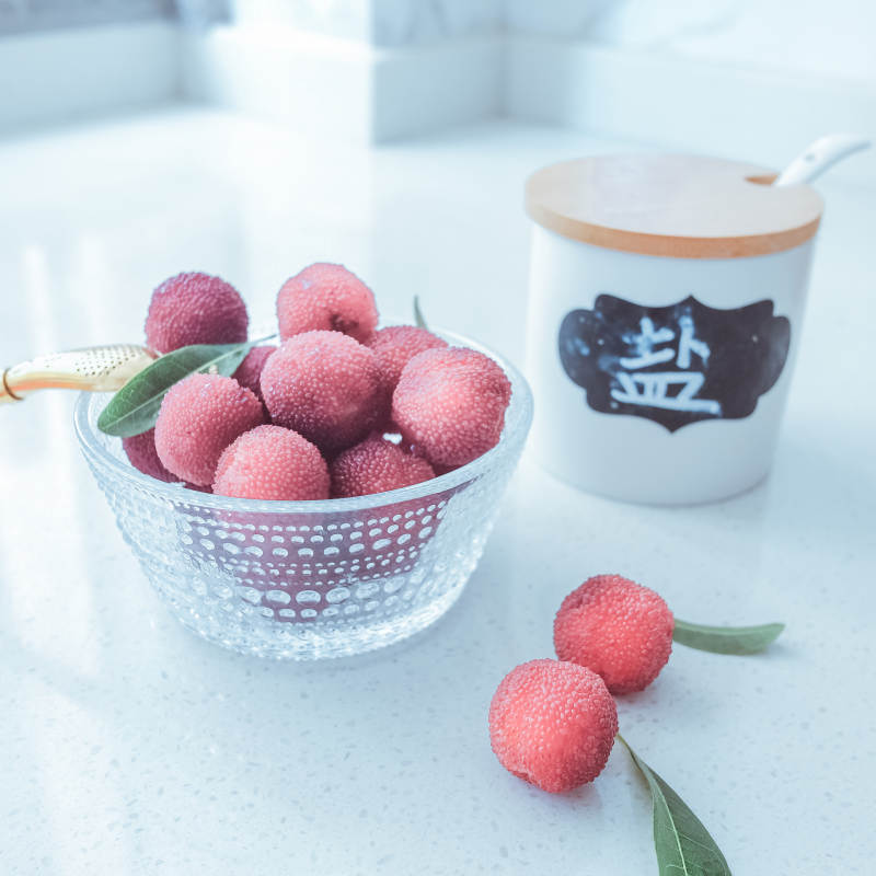 杨梅与茶杯图片