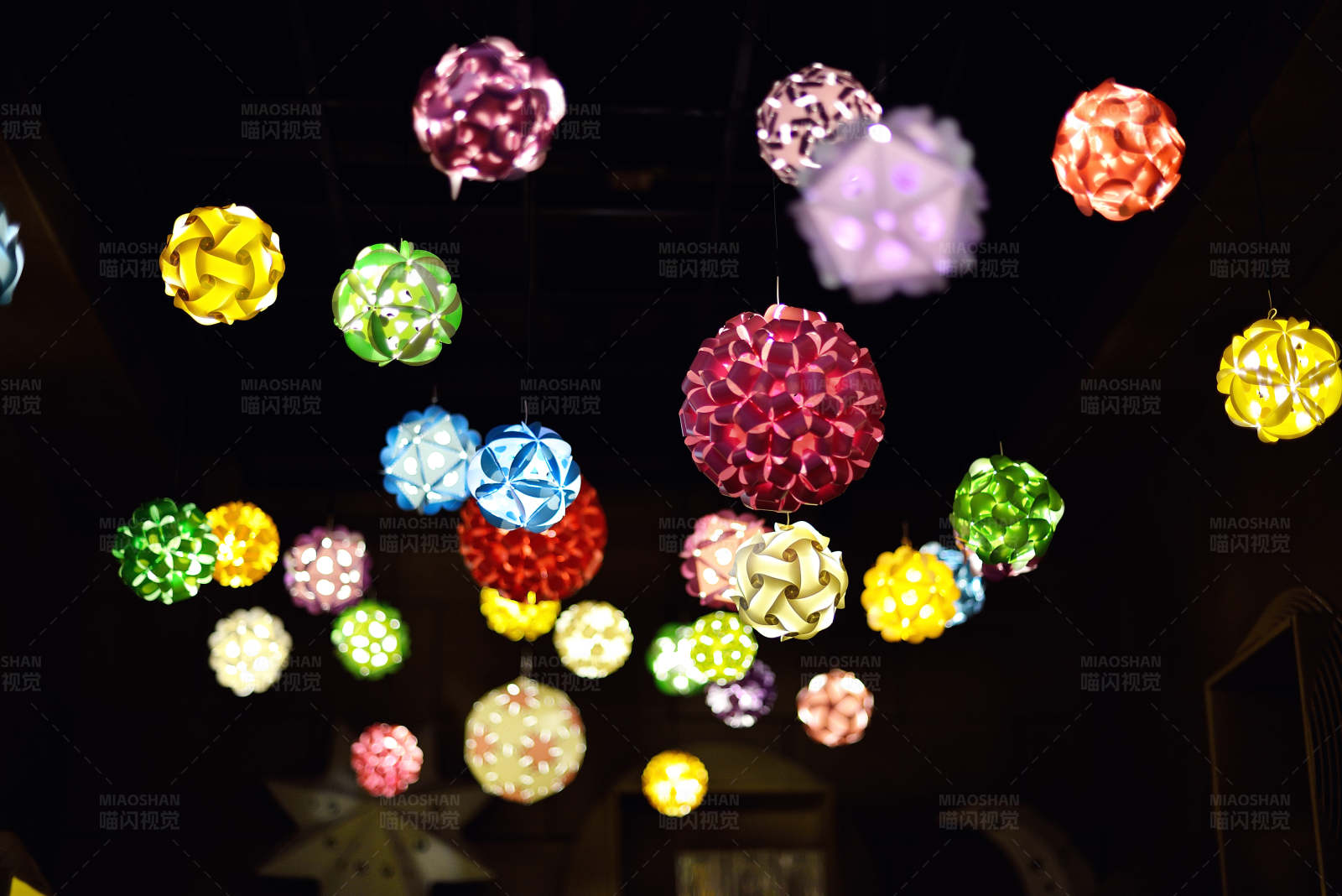 彩色灯笼点亮夜空图片