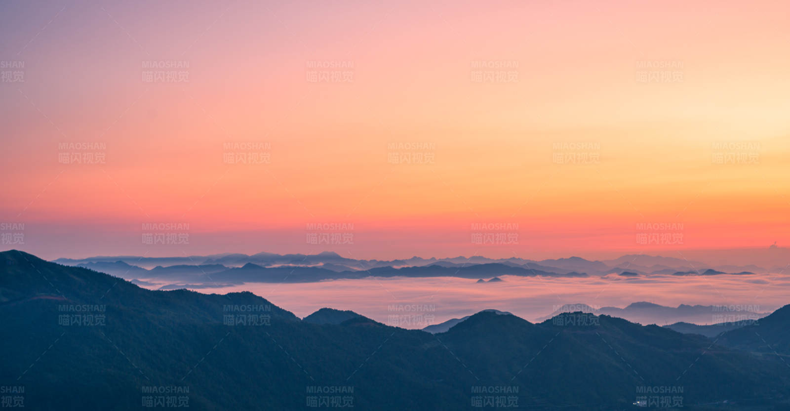 日出云海山峦图图片