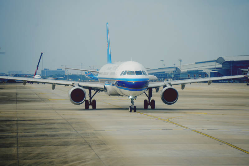 飞机准备起飞图片