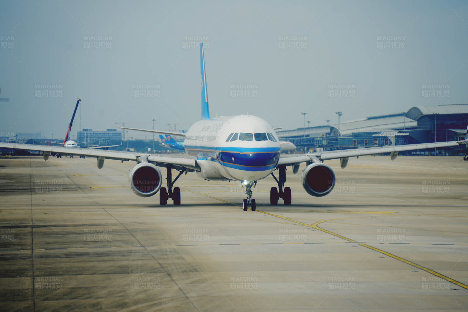 飞机准备起飞图片