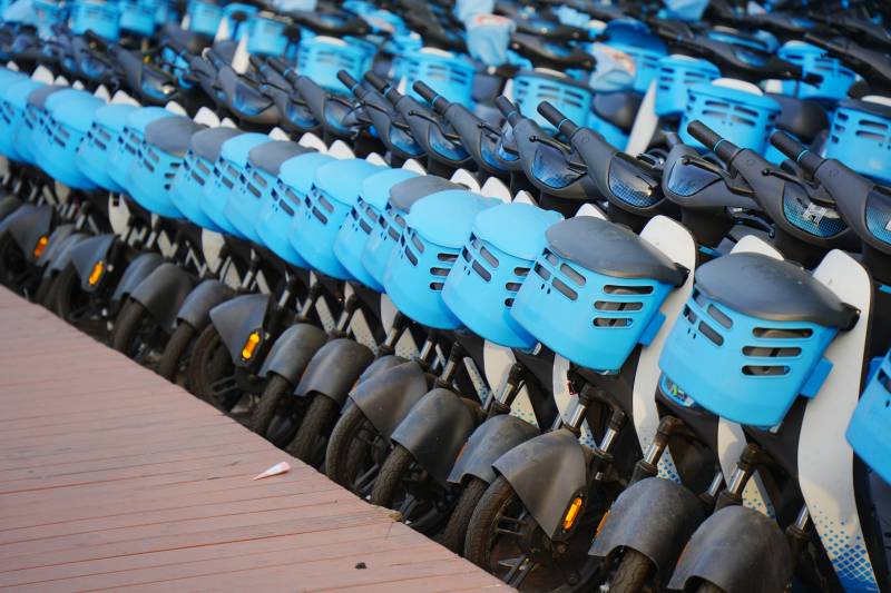 整齐排列的蓝色电动车图片