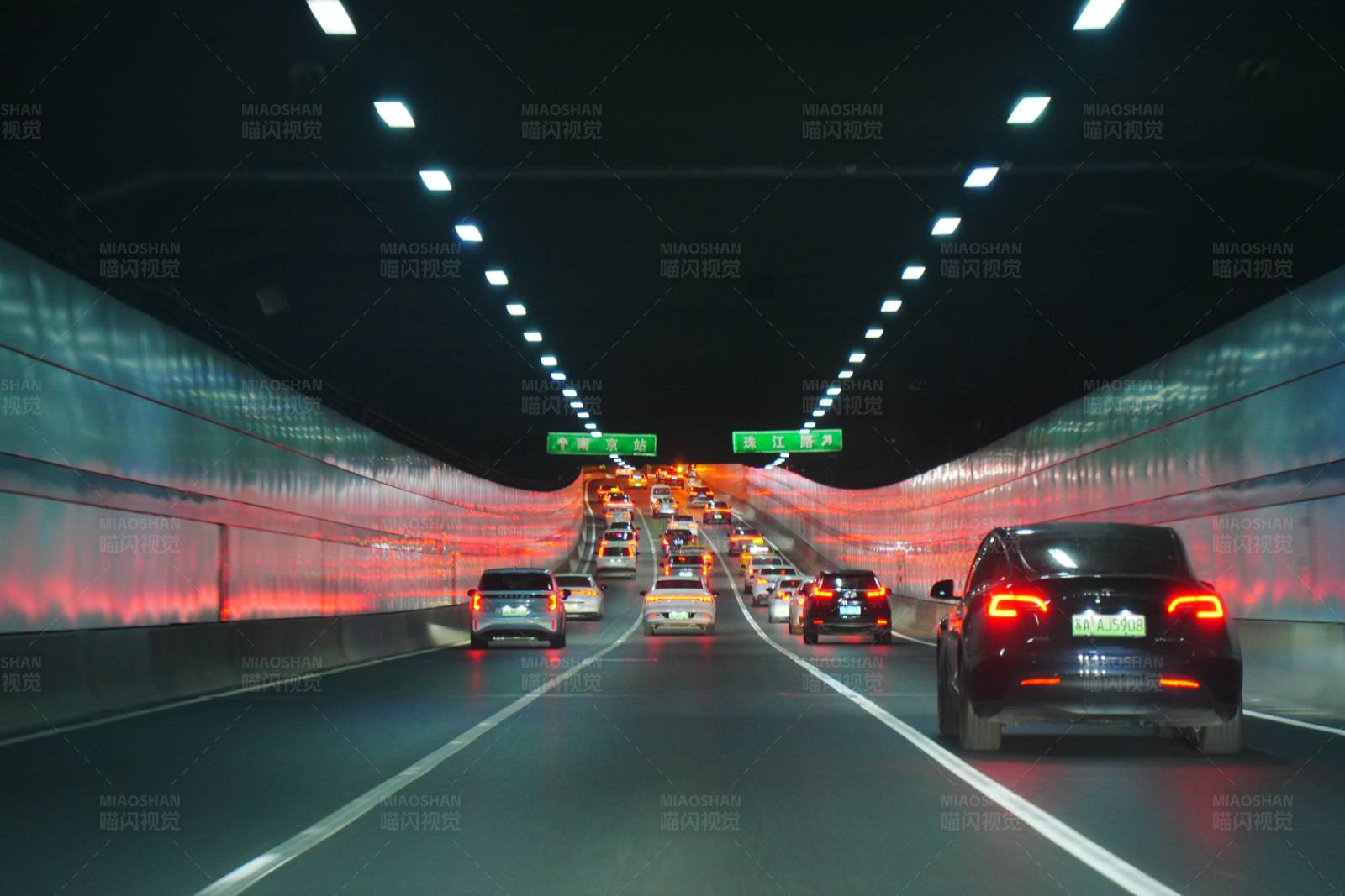 隧道内的繁忙交通流图片