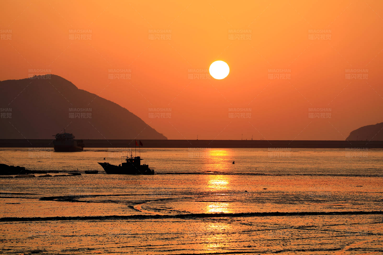 温州洞头的海上夕阳渔船影图片