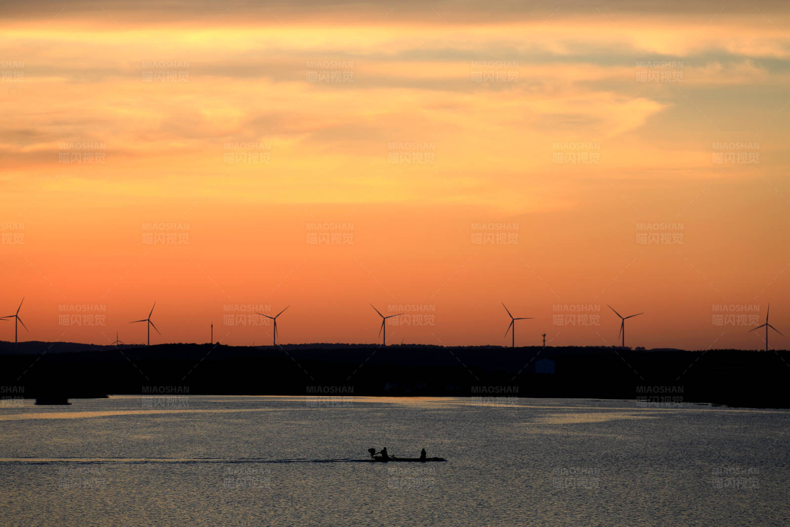 南京六合大泉水库夕阳下的风车和渔船图片