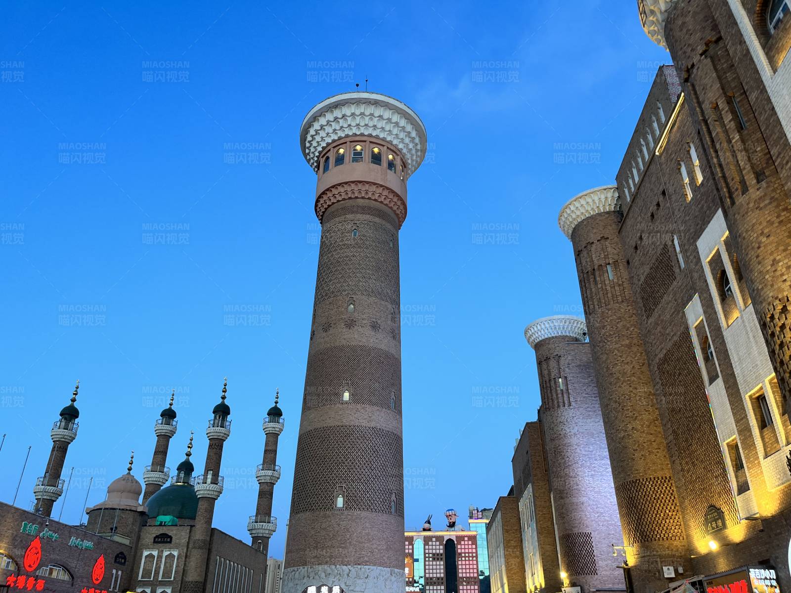 清真寺塔楼夜景图片