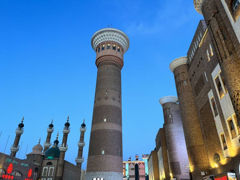 清真寺塔楼夜景图片