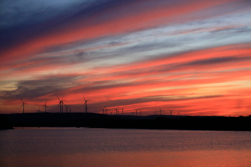 南京六合竹镇大泉水库风车晚霞图片