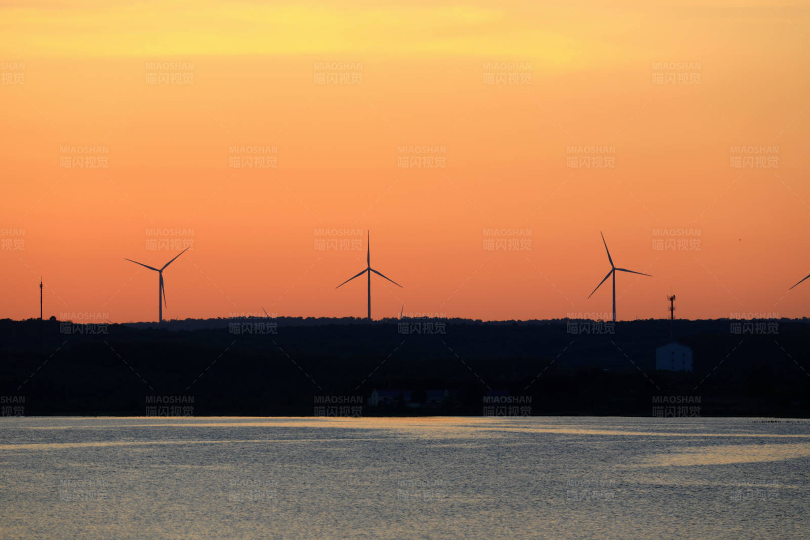 南京六合大泉水库夕阳下的风车剪影图片