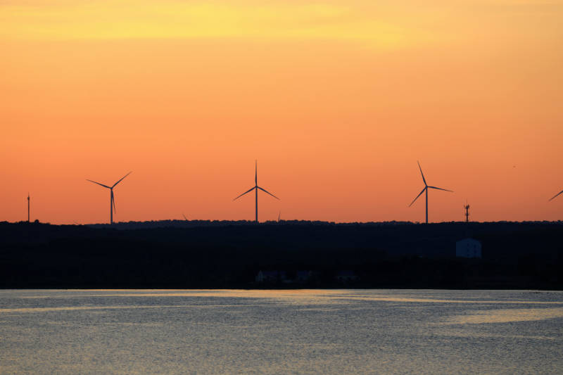 南京六合大泉水库夕阳下的风车剪影图片