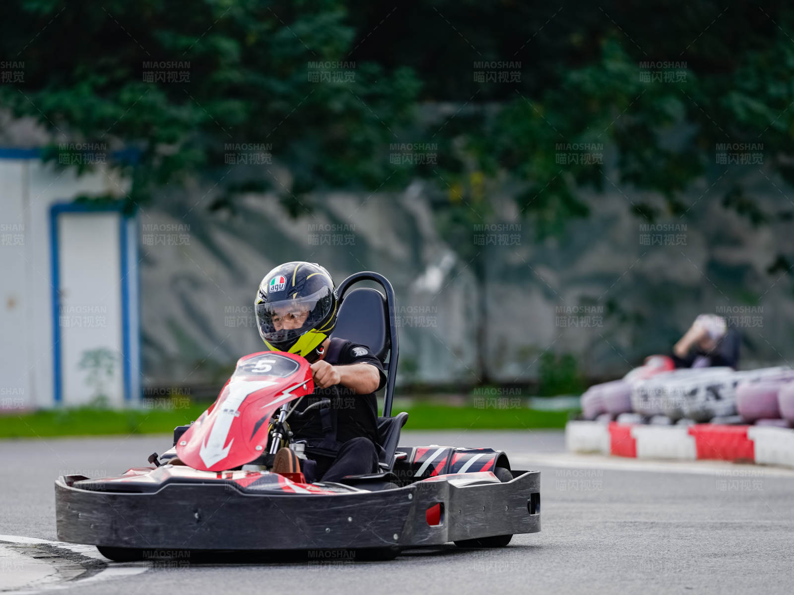 卡丁车赛道上的速度与激情图片
