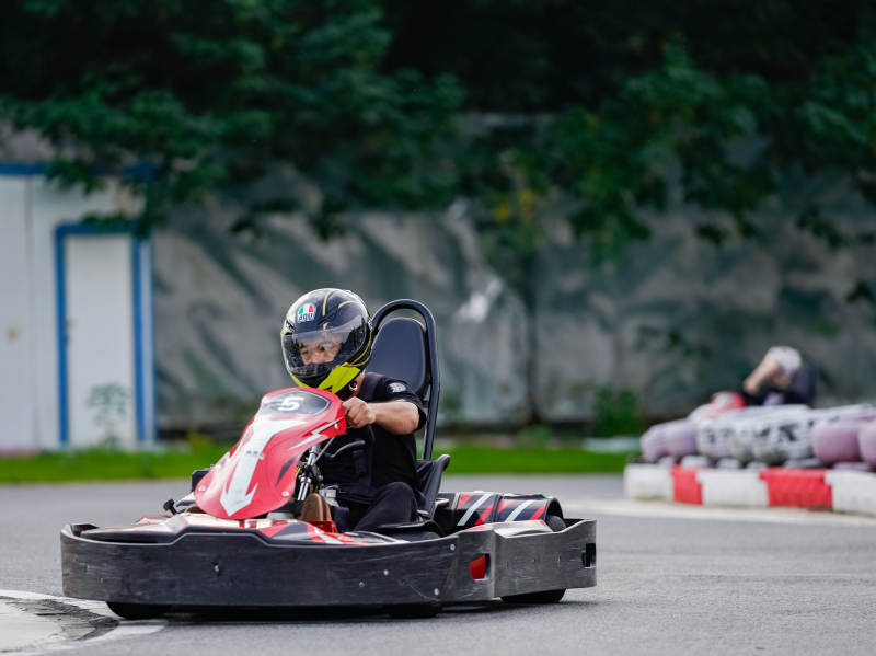 卡丁车赛道上的速度与激情图片
