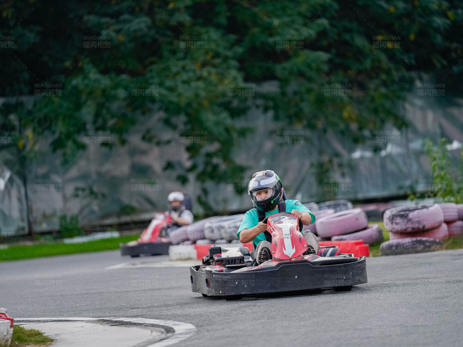 卡丁车赛道上的竞争图片