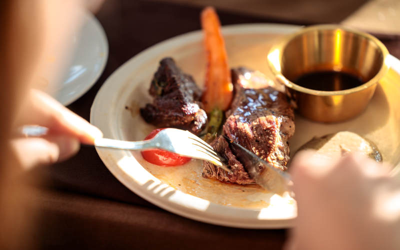 享受美味烤肉时光图片