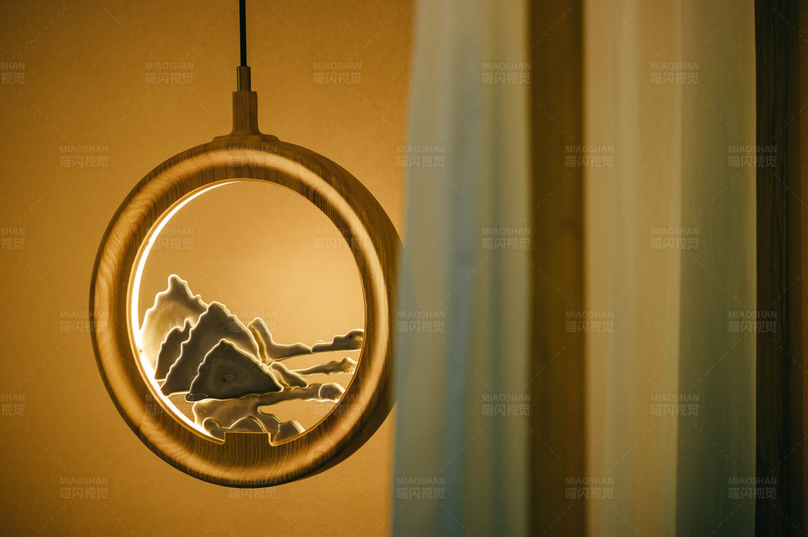 悬挂的圆形山景灯图片
