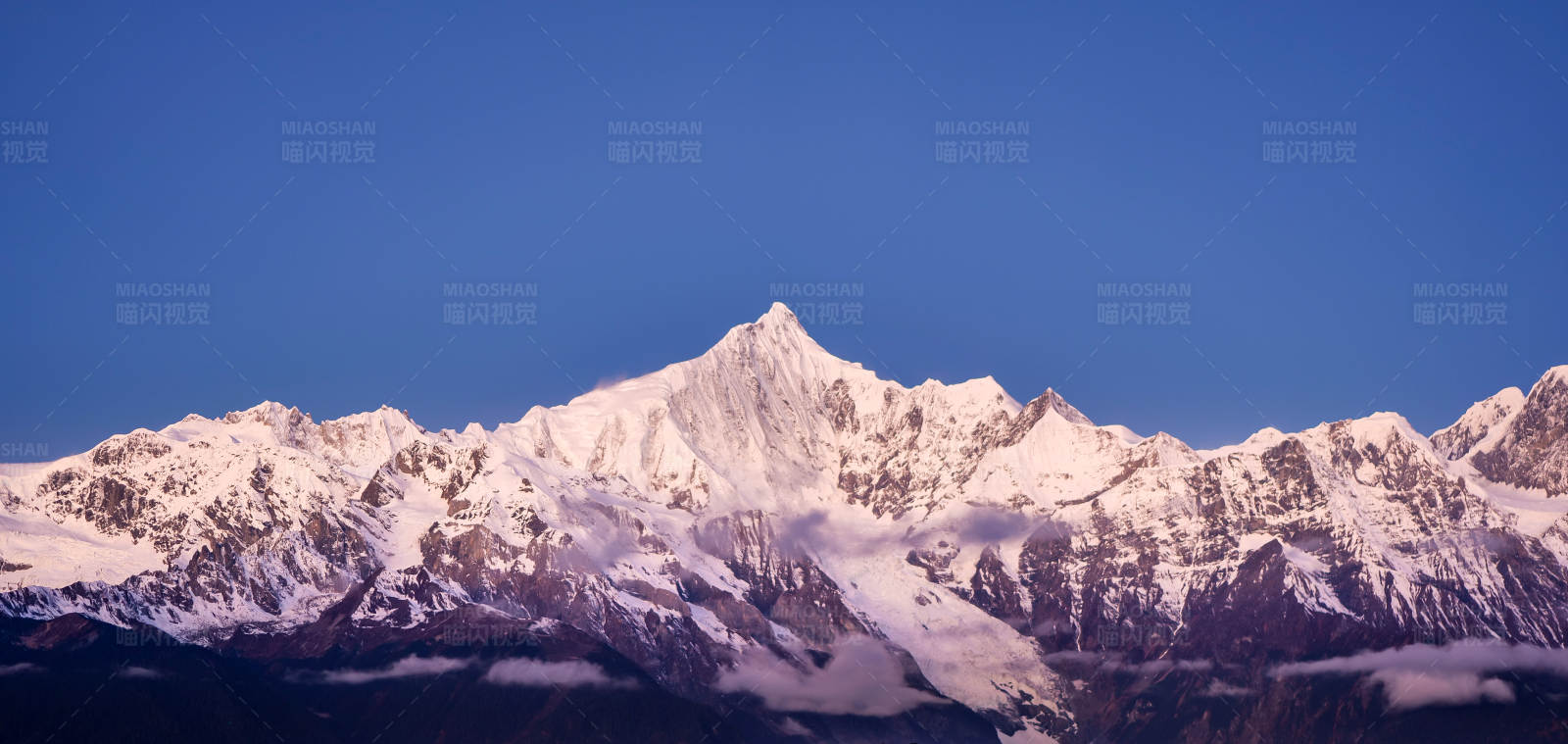 中国云南香格里拉梅里雪山卡瓦格博图片