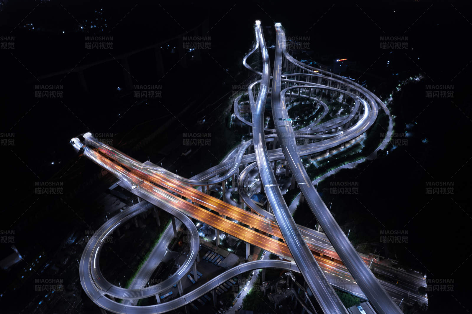 夜幕下的立交桥，冷暖交替图片