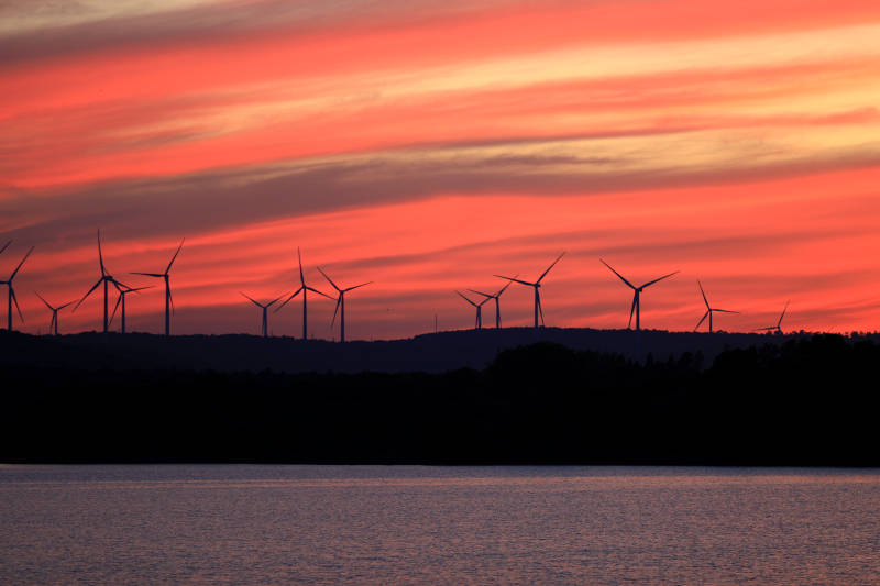 南京六合大泉水库风车晚霞图片