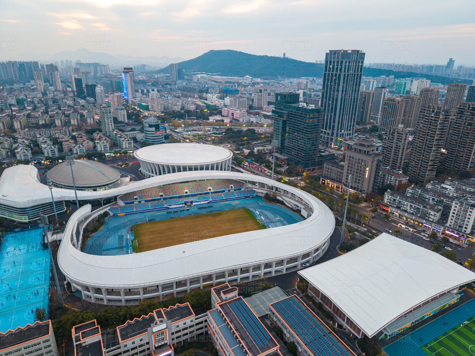 城市体育场馆鸟瞰图图片