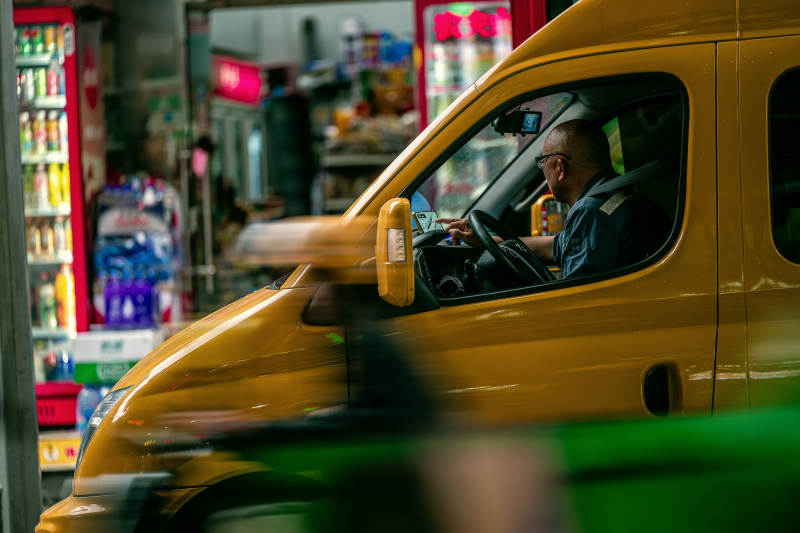 黄色出租车中的司机图片