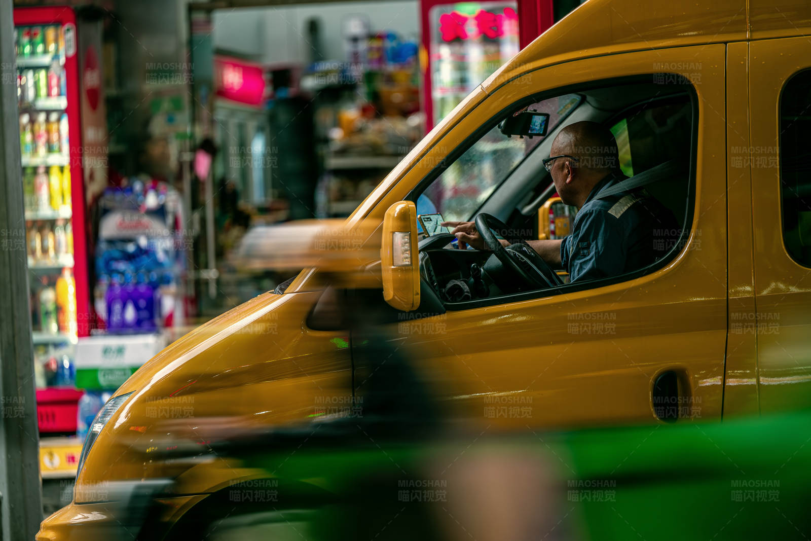 黄色出租车中的司机图片