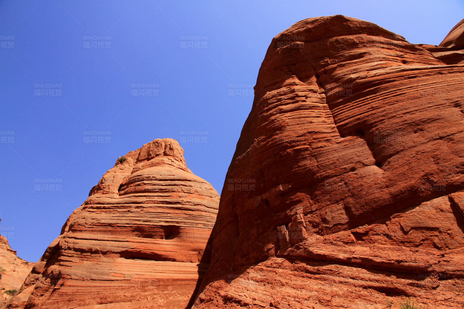 榆林靖边波浪谷红岩峭壁映蓝天图片