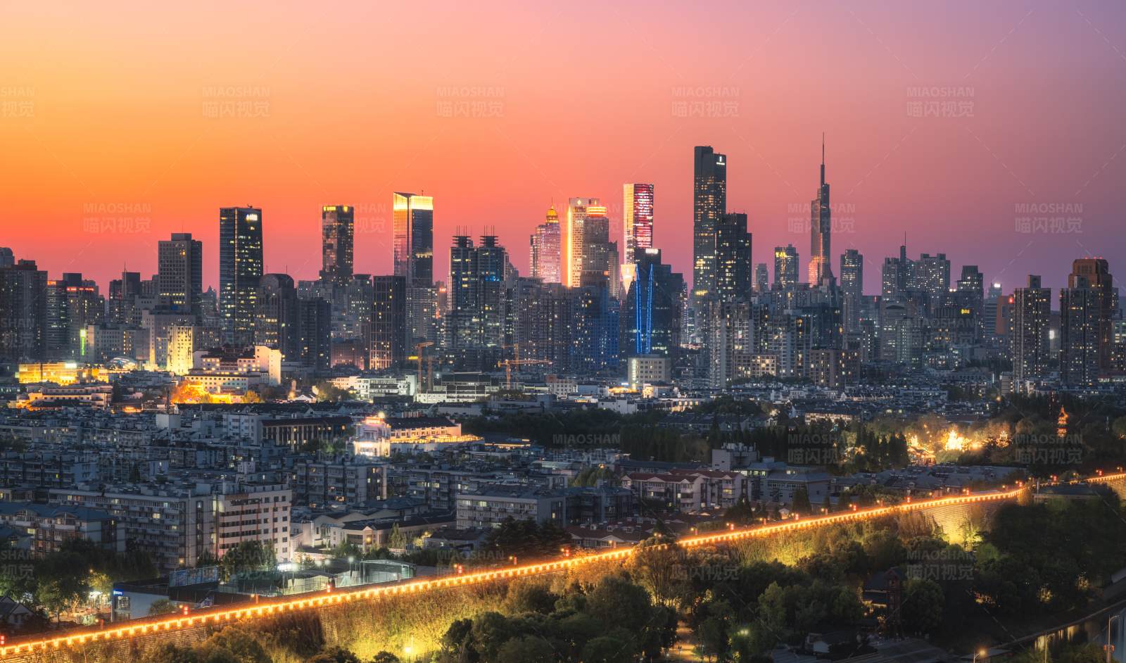 夕阳下的城市天际线图片