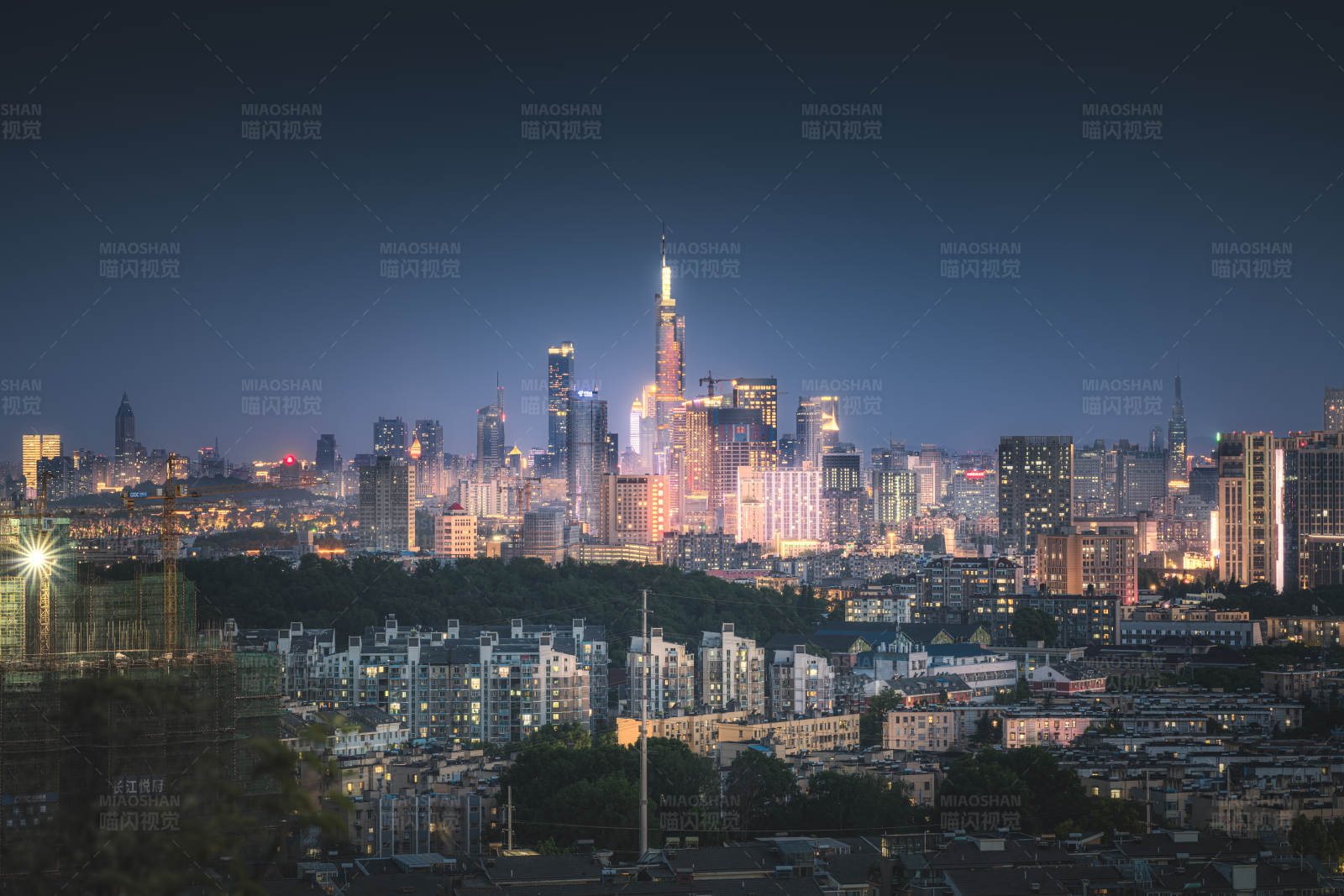 夜幕下的城市天际线图片