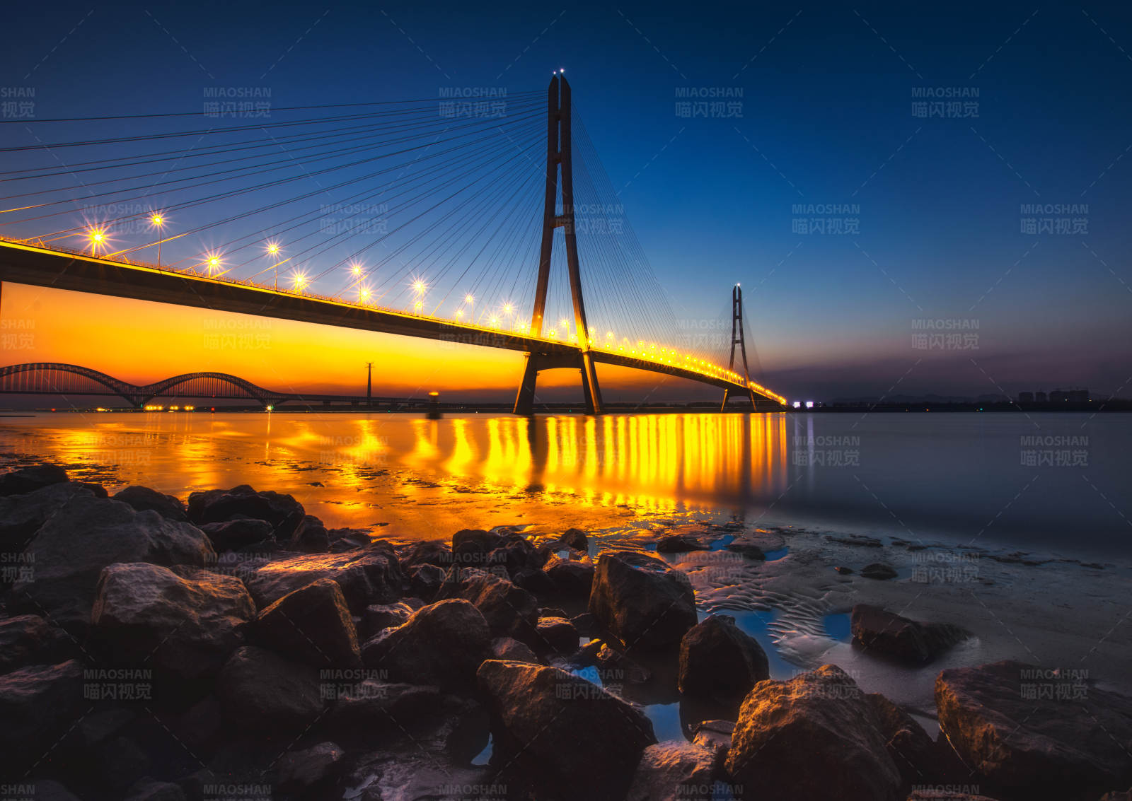 夕阳下的桥梁美景图片