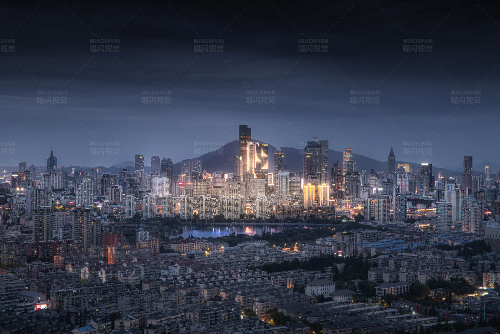夜幕下的城市天际线图片