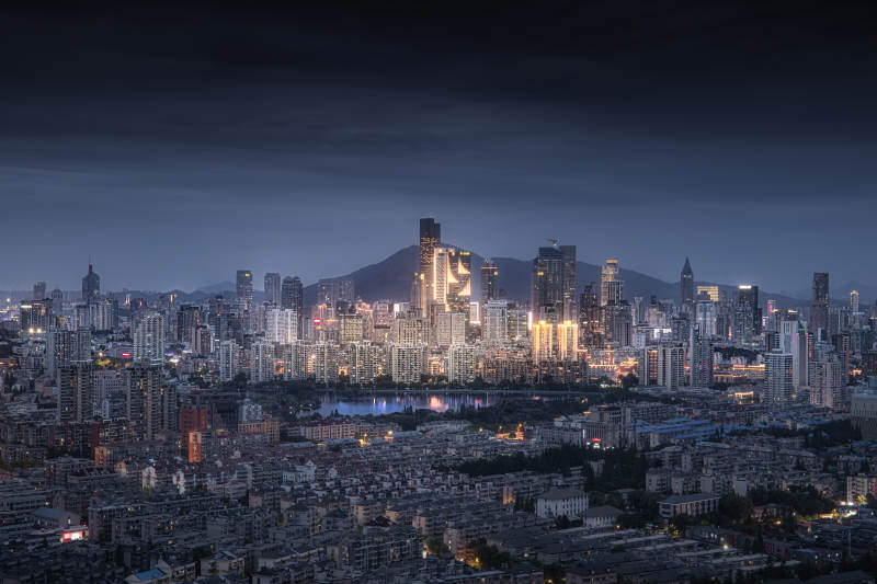 夜幕下的城市天际线图片