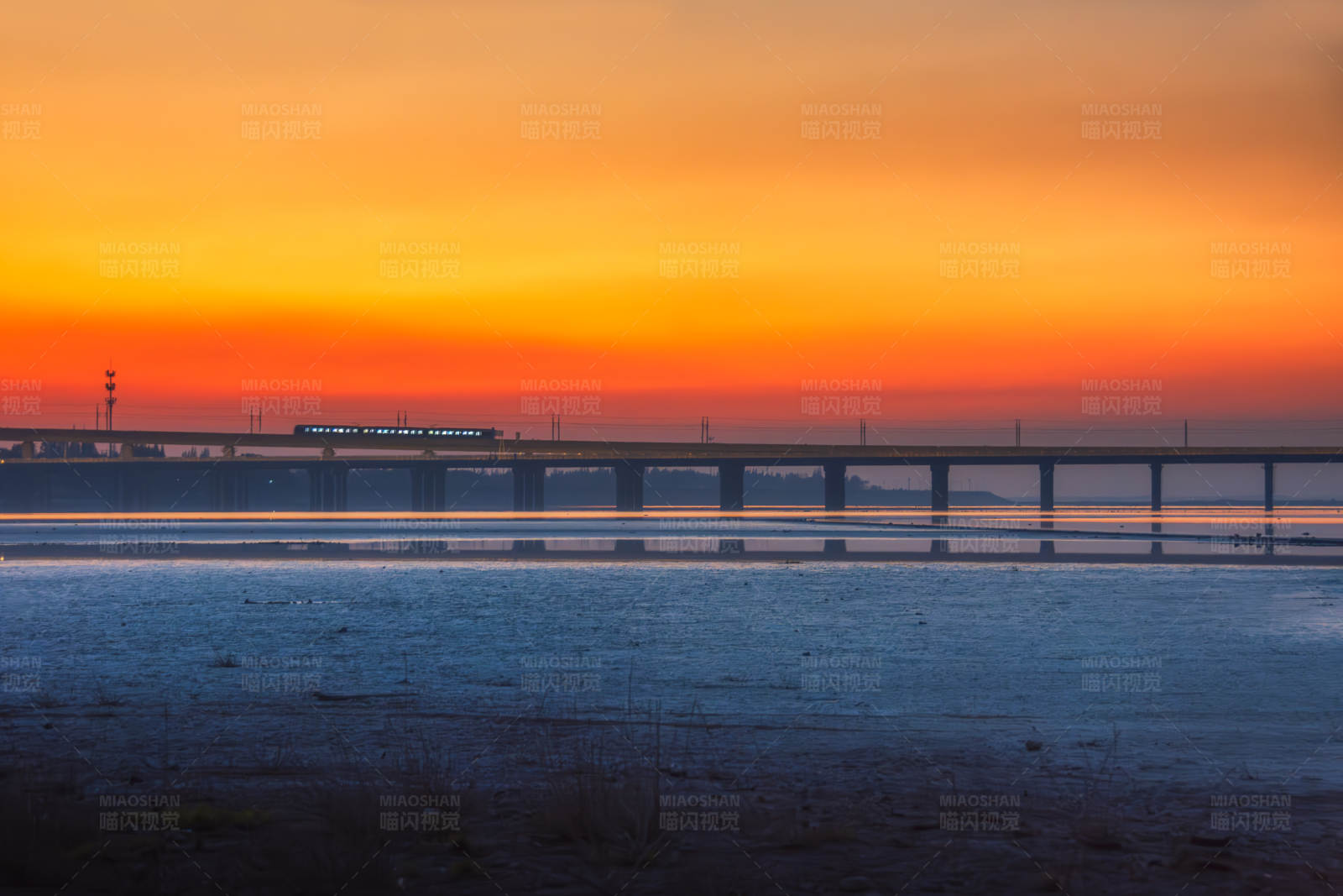夕阳下的桥与列车图片