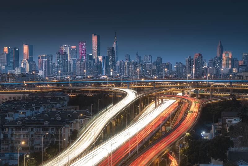 夜幕下的城市交通图片