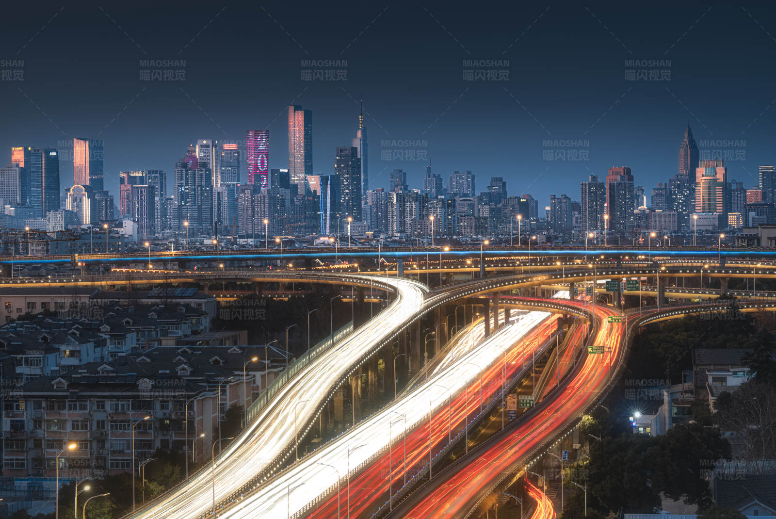 夜幕下的城市交通图片