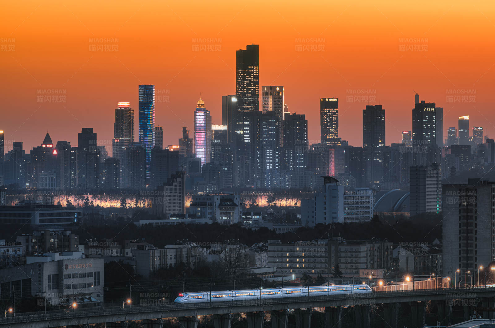 夕阳下的城市天际线图片