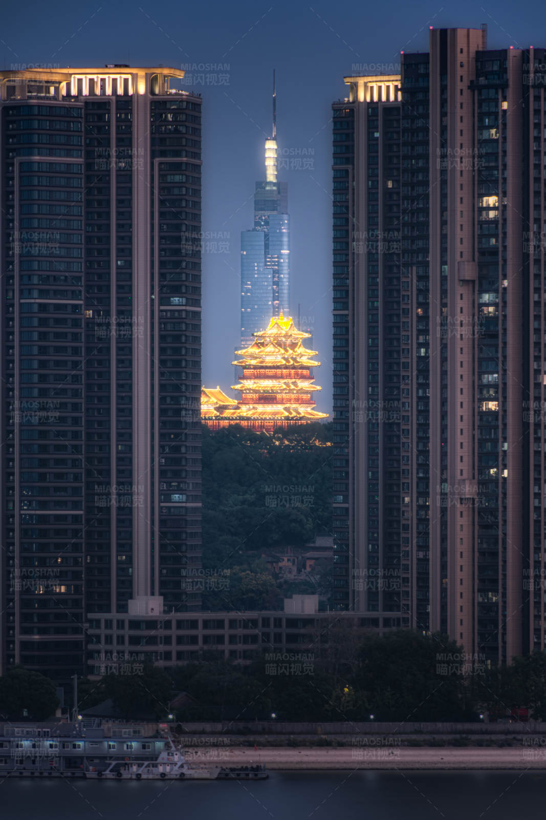城市夜景中的古塔图片