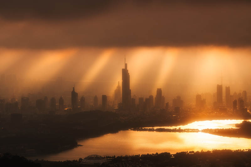 金色光芒下的城市剪影图片