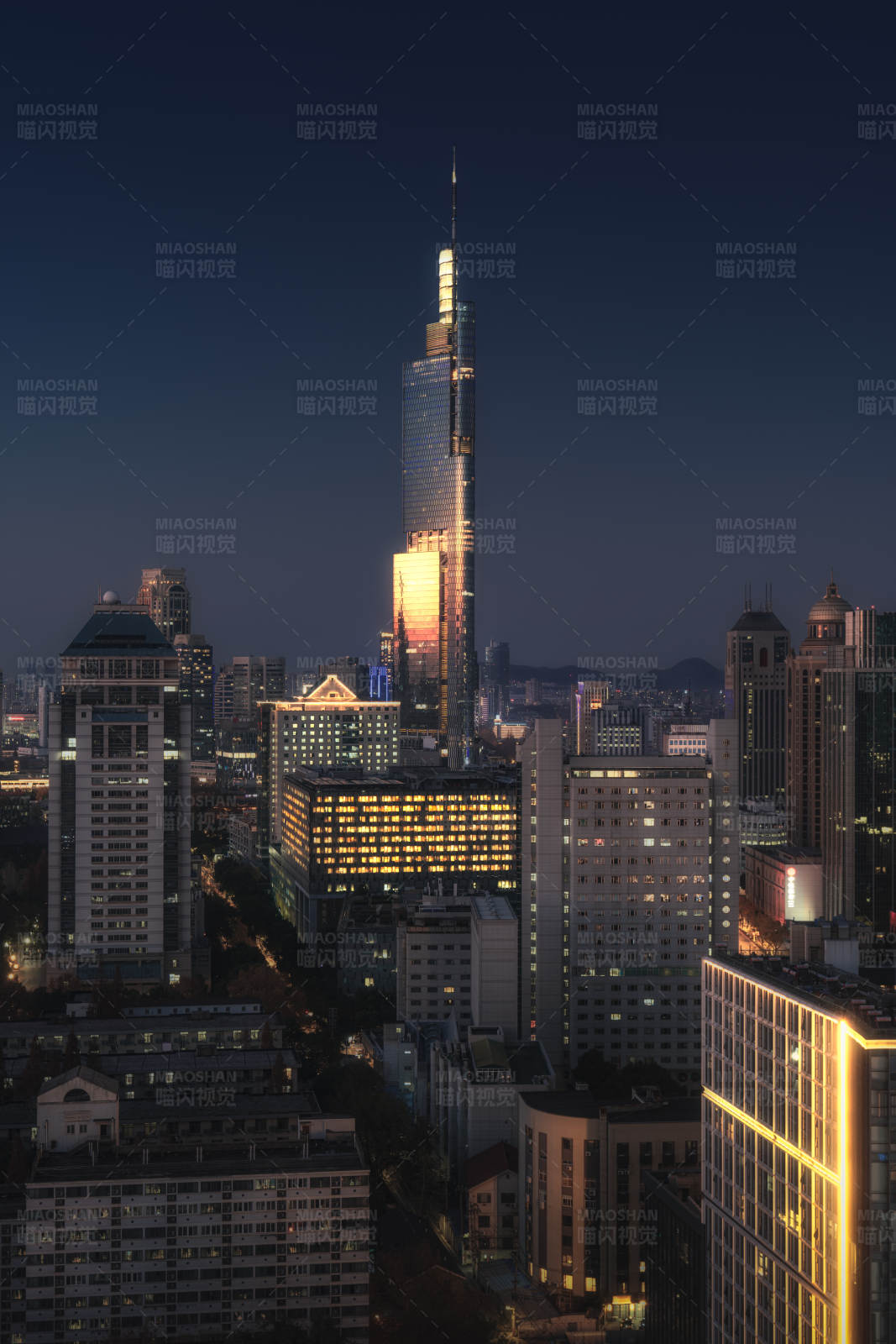 夜幕下的城市天际线图片