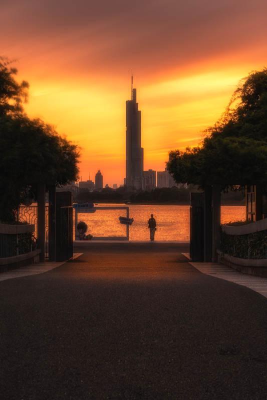 夕阳下的城市剪影图片