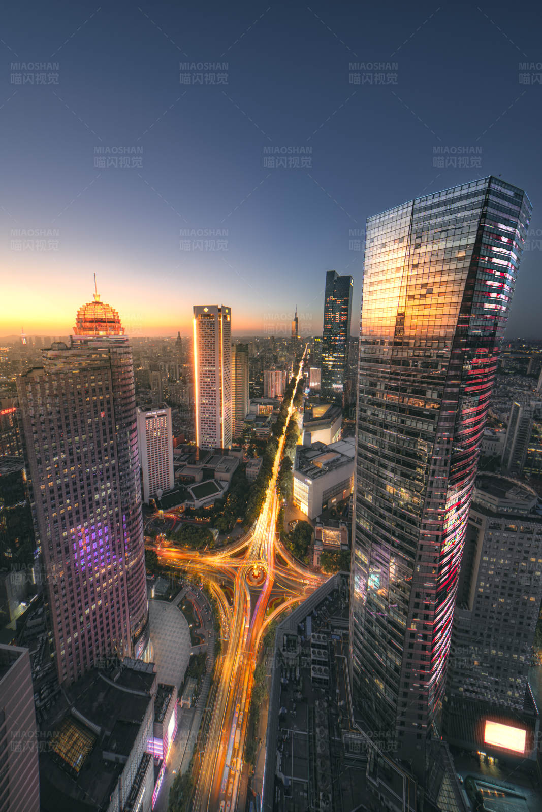 城市黄昏的繁华景象图片