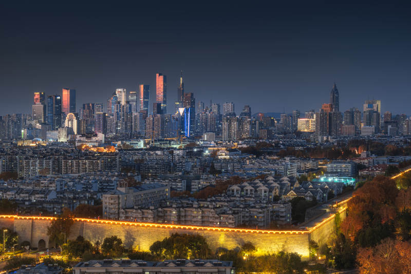 古城夜景与现代都市图片