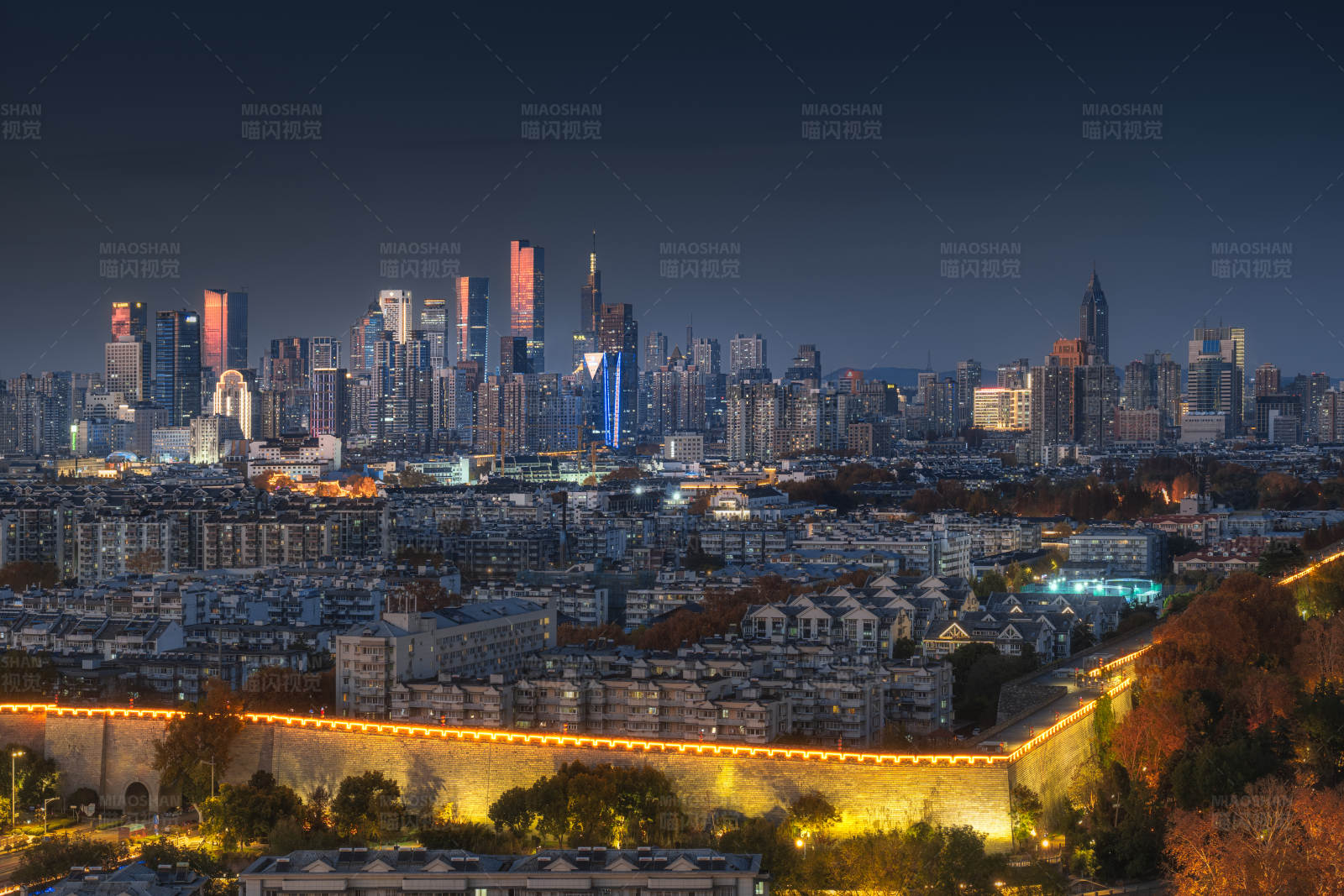 古城夜景与现代都市图片